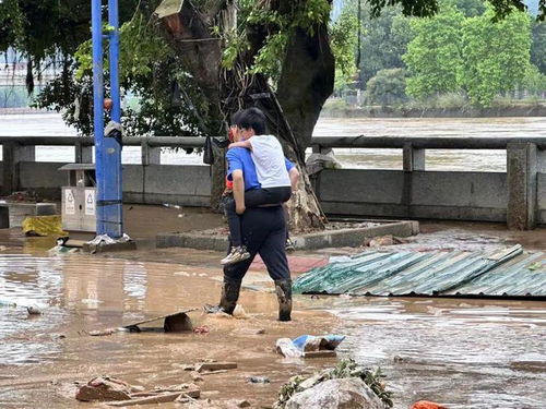 怀集县洪水淹没街道