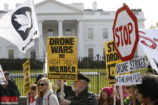 示威人群手持标语牌在美国街头抗议堕胎禁令