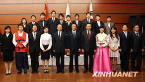 领导人与当地青年合影