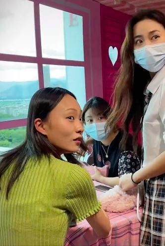 张小花接受采访谈论疯产姐妹未来计划