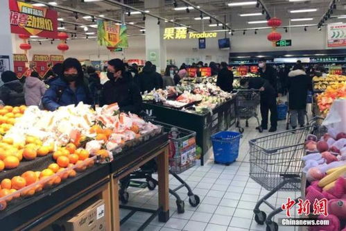 市民佩戴金饰在商场购物场景