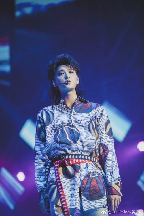 黄子韬舞台表演专注眼神坚定