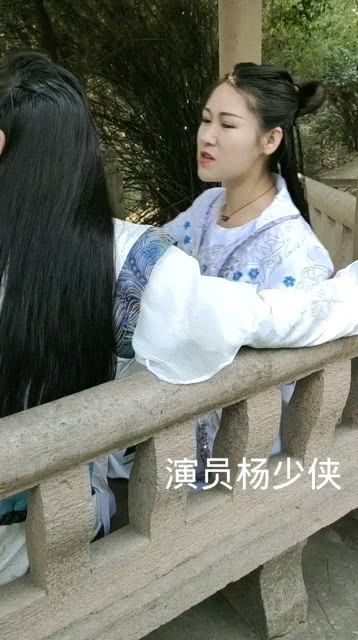 女性导演在片场指导拍摄