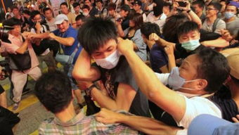 街头围观人群与冲突现场