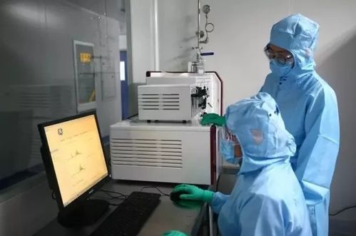 科研人员在实验室操作设备