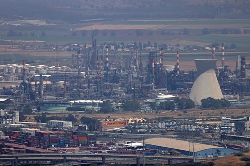 以色列炼油厂被导弹击中现场图