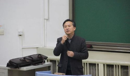 北大讲座现场惊现“韦神”身影，34岁王虹教授引发热议