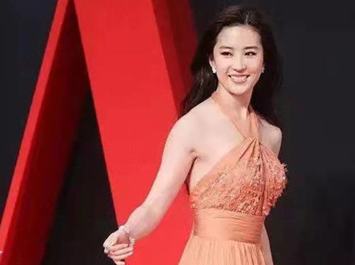 张柏芝身穿新中式礼服亮相活动现场