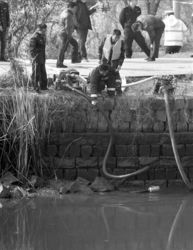 救援人员正在抽水搜救