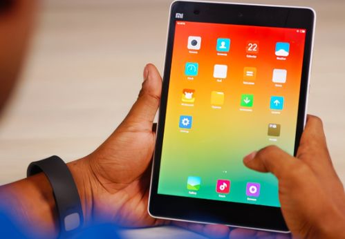 用户使用小米平板7S Pro进行文字处理工作场景