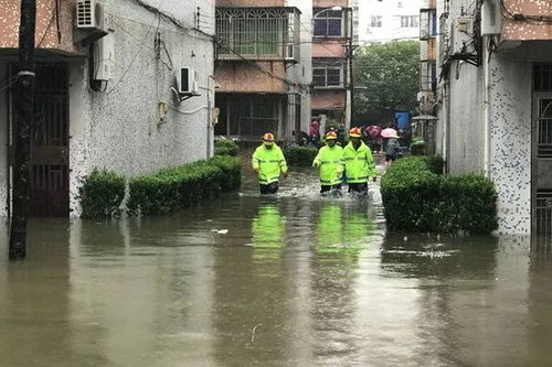 怀集县被淹的街道和居民转移现场