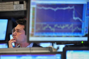 金融市场交易员紧张操作电脑屏幕数据波动图