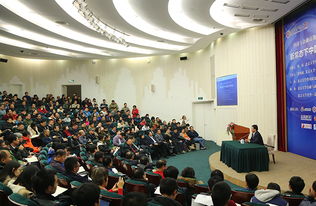 讲座现场座无虚席，韦东奕坐在角落