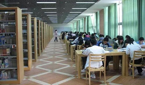 郭同学在清华图书馆看书