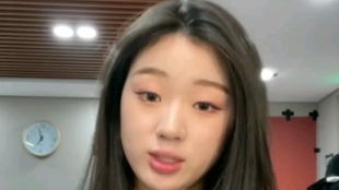 网友模仿单依纯在家中“发疯”演唱《李白》