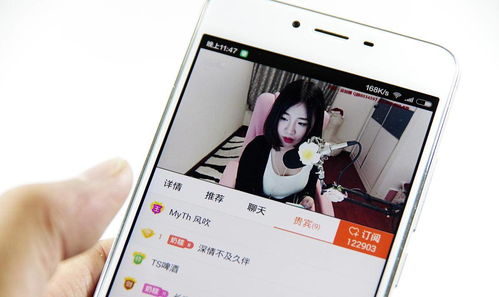 夫妻在家中讨论直播打赏问题