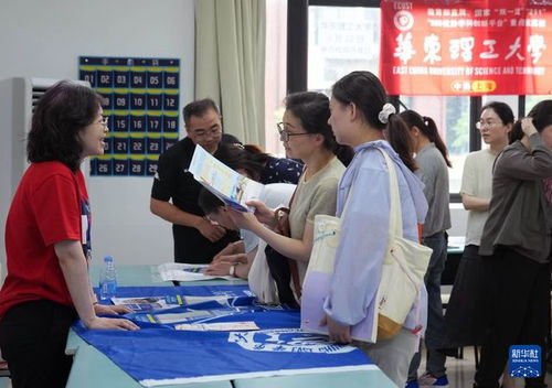 家长与招生老师面对面交流