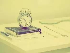 郭同学在书桌前认真复习