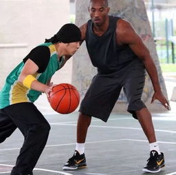 周杰伦与强直性脊柱炎抗争20年，粉丝泪目：原来他一直在忍痛前行