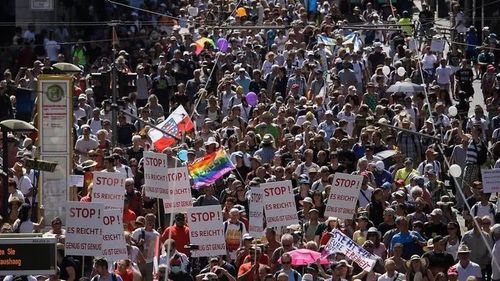 伊朗街头人群聚集查看手机信号