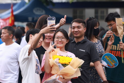 学生与家人合影示意图片