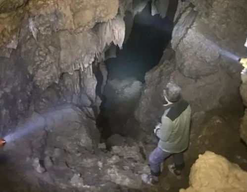 溶洞内部堆满垃圾的景象