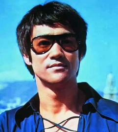 史元庭在泰山攀登途中微笑回望