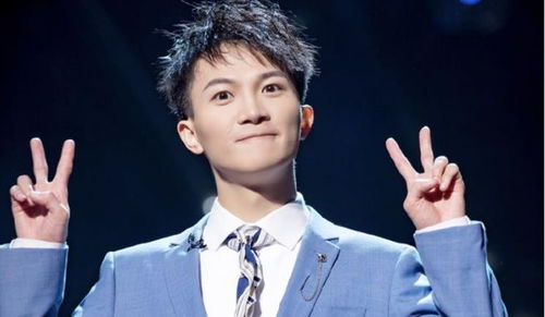 周深在录音室认真工作的场景