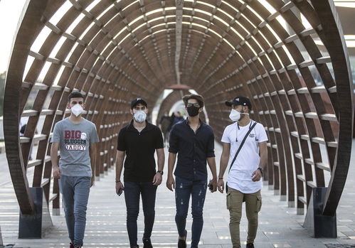 一名中国男子站在伊朗街头凝视远方