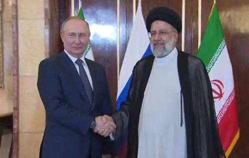 伊朗总统莱希在公开演讲中的画面