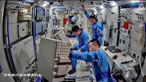 中国航天员在空间站内工作场景