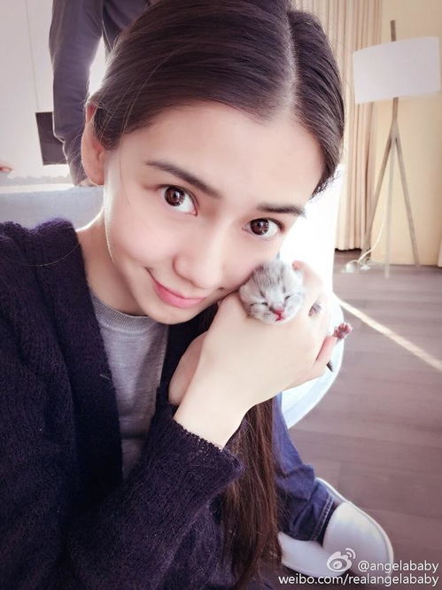 梁小友抱着孩子微笑的照片