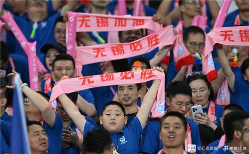 球迷手持常州与南京比赛主题周边产品