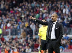 瓜迪奥拉在场边指挥