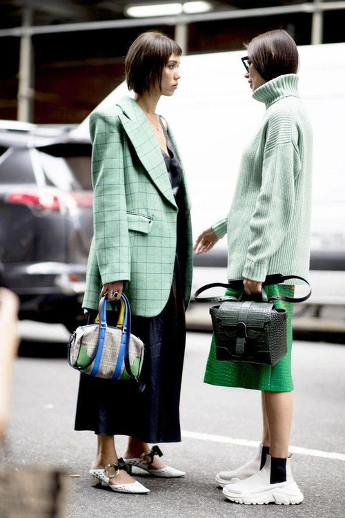 张凌赫身穿休闲西装在户外拍摄广告的场景