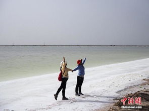游客在盐湖边拍照
