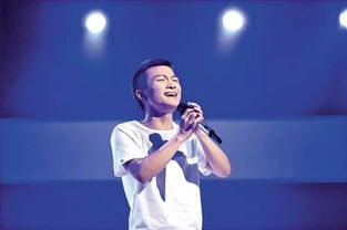 周深在台上接受掌声的瞬间