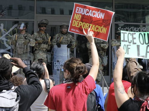 特朗普观看美军阅兵