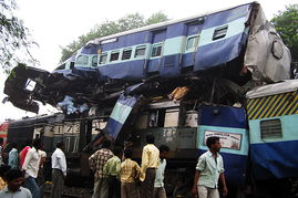 货运列车在轨道上行驶