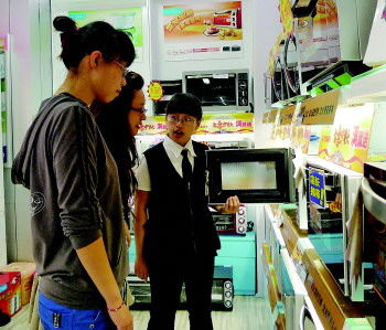 消费者正在咨询家电以旧换新政策