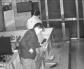 警方查获一批黄金首饰并进行登记