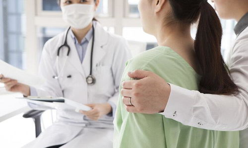 皮肤科医生手持放大镜检查肌肤