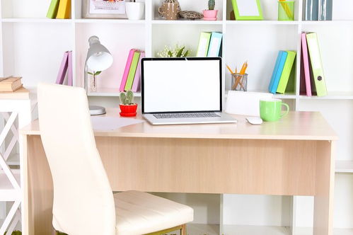 书桌上堆满复习资料的桌景