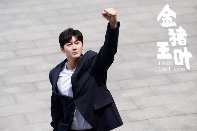 史元庭在山顶与游客击掌庆祝成功登顶