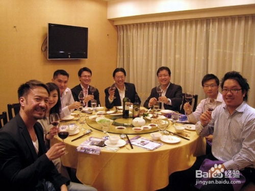 公职人员参加正式饭局场景