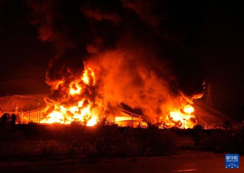 伊朗德黑兰一处被袭击后起火的储油罐现场