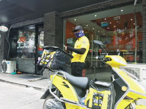 19岁顺丰同城骑手意外离世，未戴头盔引发深思