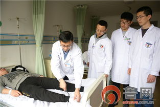 医生为患者进行脊柱检查的专业场景