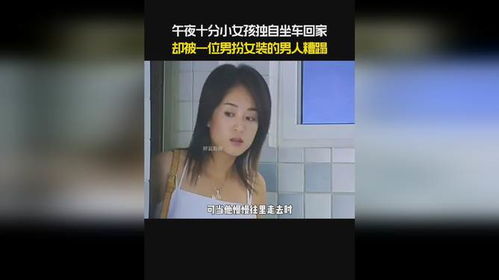 一位女生独自坐在办公桌前若有所思