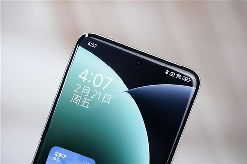 小米15 Ultra与配件一起摆放的桌面图